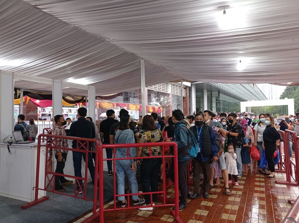 Suasana antrean masuk ke Jakarta Fair Kemayoran atau Pekan Raya Jakarta di Jakarta International Expo, Kemayoran, Jakarta, Kamis (9/6/2022).