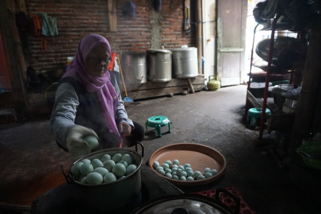 Susianty (37) mengentas telur asin hasil produksi dari Kube Prabawa 1 di rumahnya di Desa Karangtengah, Baturraden, Banyumas, Jawa Tengah, Kamis (6/10/2022).