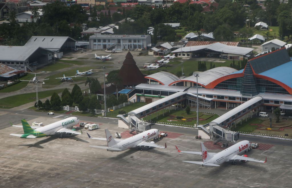 Aktivitas penerbangan sipil di Bandara Dortheys Hiyo Eluay, Sentani, Jayapura, Papua, Senin (6/12/2021).