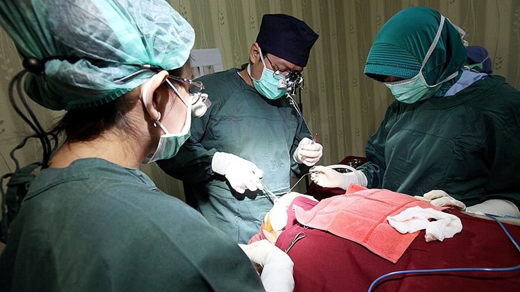 Sebuah operasi bedah plastik di klinik D'Elegance di kawasan Gandaria, Jakarta. 
