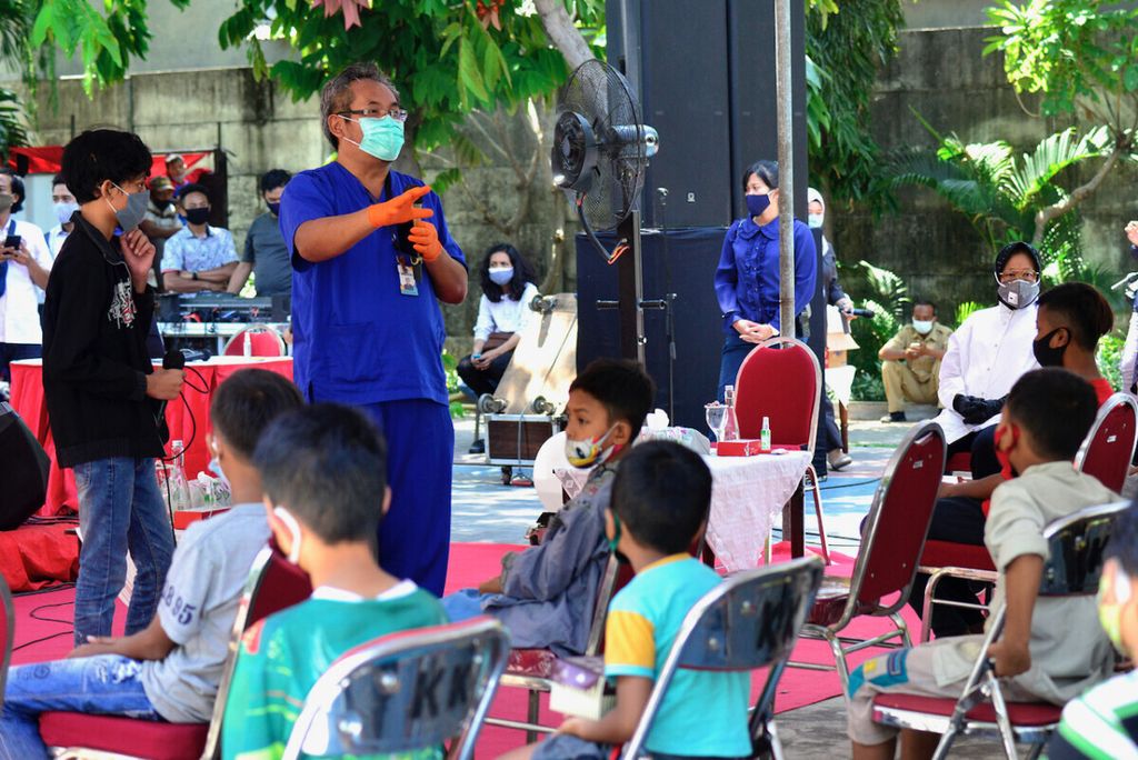 Wali Kota Surabaya Tri Rismaharini pada pertemuan dengan 150 anak penghuni rumah susun sewa Penjaringan Sari di Taman Kunang-kunang, Senin (31/8/2020), menekankan agar anak-anak tidak menonton konten pornografi dan mengurangi bermain gim.
