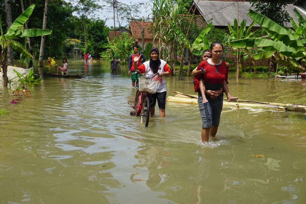 Banjir merendam Desa Nusadadi, Kecamatan Sumpiuh, Banyumas, Jawa Tengah, Jumat (18/3/2022). Sekitar 20 warga mengungsi ke tempat aman.