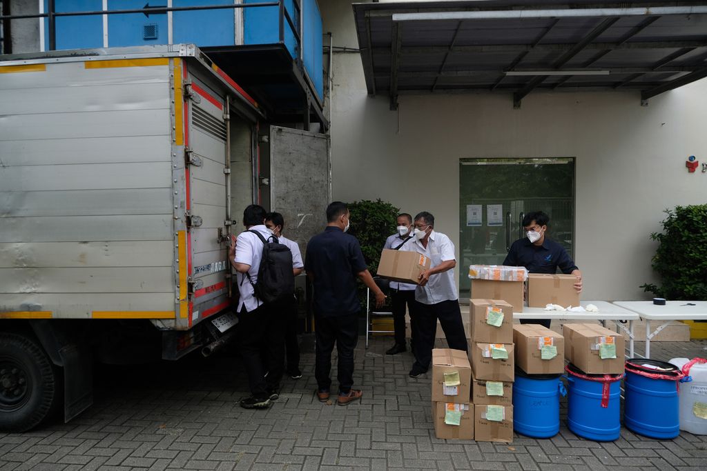 Barang bukti obat sirop yang yang tidak memenuhi syarat dipindahkan ke dalam truk di Kawasan PT Yarindo Farmatama, Serang, Banten, Senin (31/10/2022). 