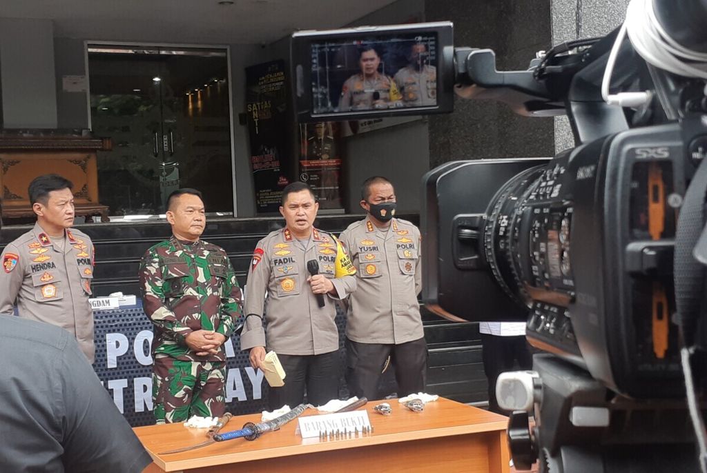 Kepala Kepolisian Polda Metro Jaya Irjen Fadil Imran bersama Pangdam Jaya