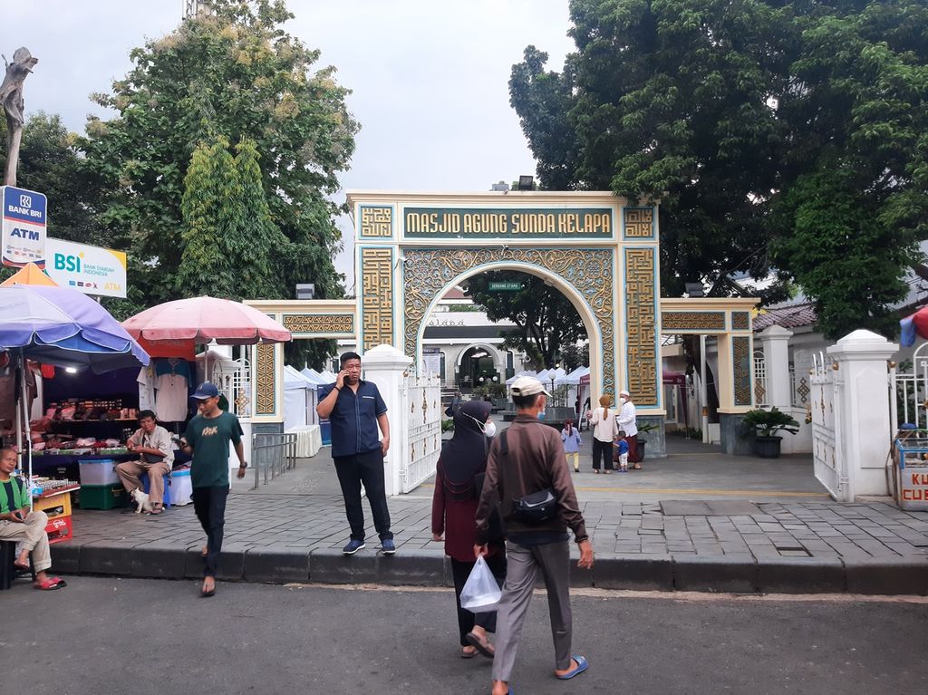 Aktivitas warga di kawasan Masjid Agung Sunda Kelapa di kawasan Menteng, Jakarta Pusat, Rabu (29/3/2023).