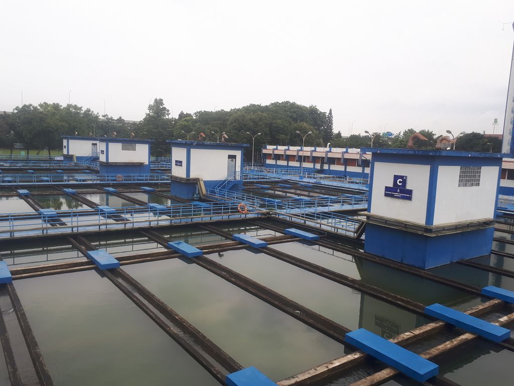 Kolam utama pengelolaan air baku di Instalasi Pengolahan Air (IPA) Buaran, Pondok Kelapa, Duren Sawit, Jakarta Timur, Kamis (2/2/2023).