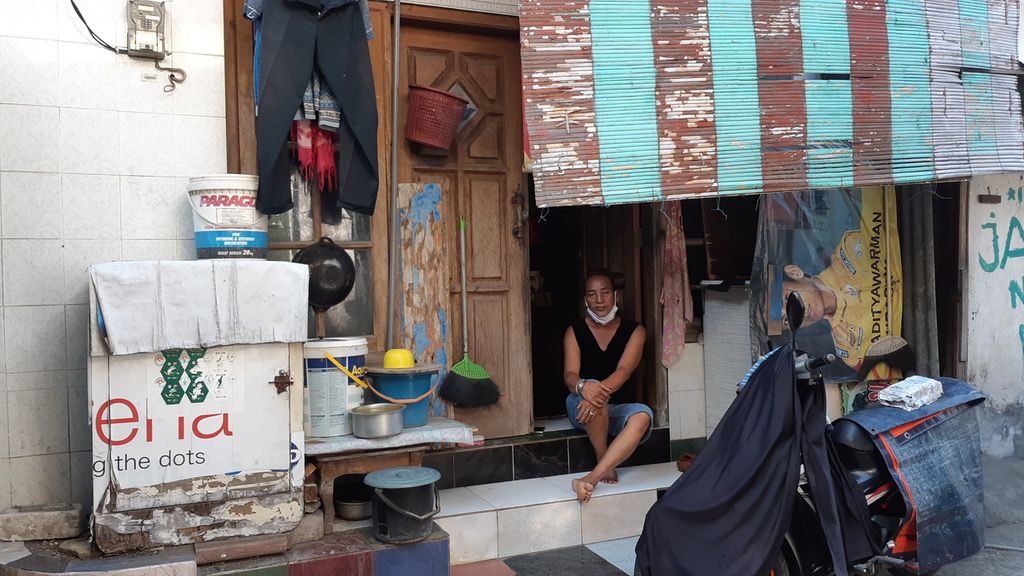 Kasiyanto (53) atau yang dikenal dengan nama panggung Kasiyati, seniman ludruk Surabaya, saat bersantai di depan kamar kosnya di kawasan Wonokromo, Surabaya, Jawa Timur, Rabu (20/7/2022). Sebagian transpuan memilih dunia seni untuk mengekspresikan diri.