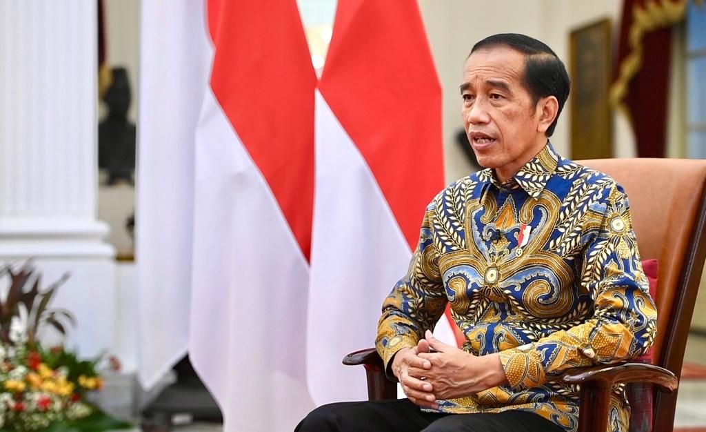 Presiden Joko Widodo saat menyampaikan keterangan pers terkait bantuan langsung tunai minyak goreng di Istana Merdeka, Jakarta, Jumat (1/4/2022). 