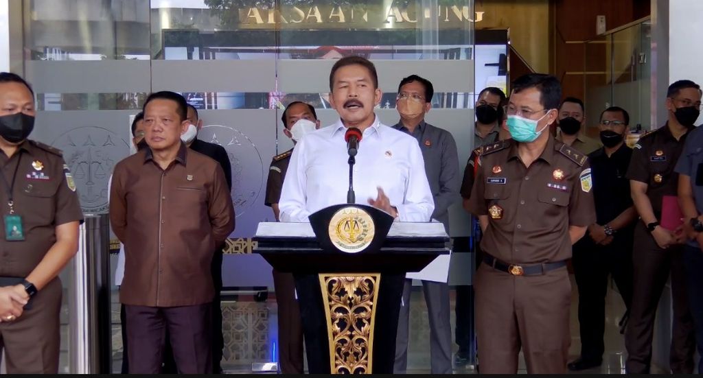 Jaksa Agung Sanitiar Burhanuddin saat mengumumkan penetapan empat tersangka korupsi izin ekspor minyak goreng di Jakarta, Selasa (19/4/2022).