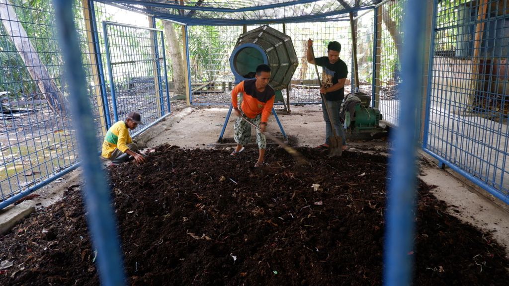 Pekerja membuat pupuk dari sampah organik di Rumah Kompos, Tempat Pengelolaan Akhir (TPA) Sampah Basirih, Kota Banjarmasin, Kalimantan Selatan, akhir November 2018.