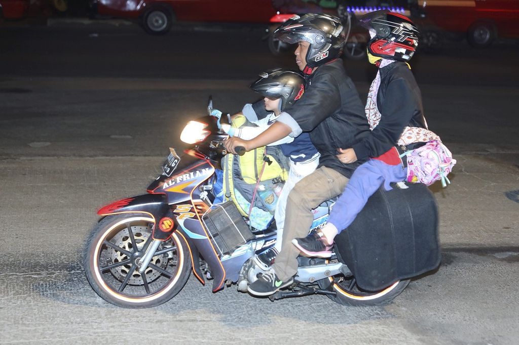 Pemudik motor milintas di Jalan Raya Kalimalang, Jakarta Timur, Rabu (21/6/2017) pagi. Meskipun saat ini banyak tawaran mudik gratis bersama, pemudik masih banyak yang memilih untuk menggunakan motor pribadi untuk pergi ke kampung halaman.