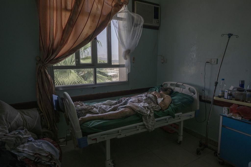 Seorang warga sipil Yaman terluka parah setelah rudal balistik dan pesawat nirawak bermuatan peledak diluncurkan kelompok pemberontak Houthi menghantam stasiun pengisian bahan bakar di kawasan Rawdha, dekat Marib, Warga terluka itu dirawat di rumah sakit di Marib, 21 Juni 2021. (AP Photo/Nariman El-Mofty)