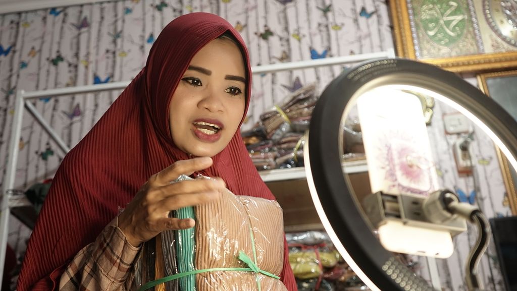 Kiki Wulandari (32) sedang menawarkan jilbabnya melalui lokapasar di rumahnya yang ada Kabupaten Banyuasin, Sumatera Selatan, Sabtu (27/11/2021). Sejak masa pandemi penggunaan platform digital meningkat.