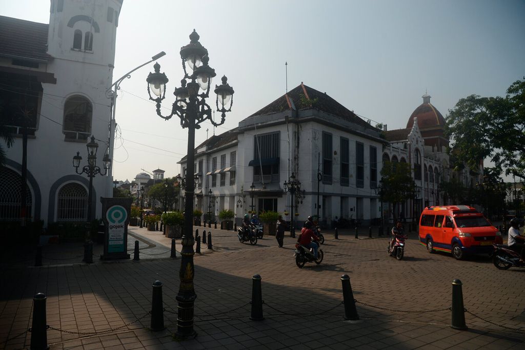 Sudut kawasan Kota Lama dengan bangunan tua bergaya eropa yang menjadi tujuan wisata di Kota Semarang, Jawa Tengah, Selasa (19/4/2022). Kota Lama akan menjadi salah satu tempat wisata yang dipadati pengunjung dari luar kota saat libur Lebaran.