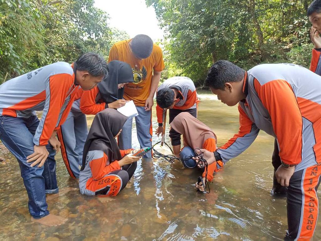 Kelompok Studi Konservasi Hutan dan Sungai SMAN 1 Batu Sopang bersama tim Ekspedisi Sungai Nusantara mengukur kualitas Sungai Setiu di Kabupaten Paser, Kalimantan Timur, Sabtu (17/9/2022).
