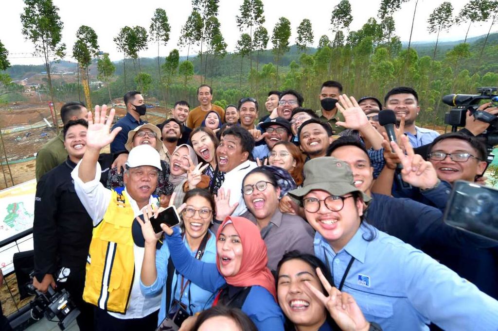 Wartawan berfoto bersama Presiden Joko Widodo di menara pandang IKN, Kamis (23/2/2023). Menteri Pekerjaan Umum dan Perumahan Rakyat Basuki Hadimuljono juga ikut dalam keriaan ini.