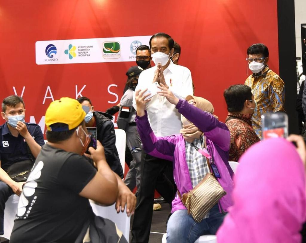 Presiden Jokowi meninjau vaksinasi terhadap jurnalis di Gelora Bung Karno, Senayan, Jakarta, Kamis (25/2/2021).