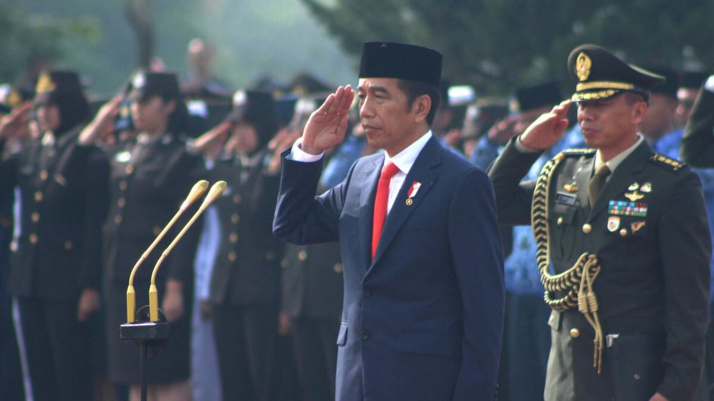 Presiden Joko Widodo memimpin upacara Hari Pahlawan di Taman Makam Pahlawan (TMP) Cikutra, Kota Bandung, Jawa Barat, Sabtu (10/11/2018).