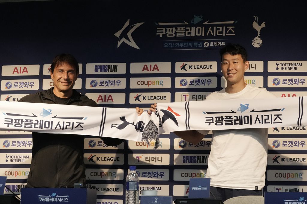 Manajer Tottenham Hotspur Antonio Conte (kiri) dan salah satu pemainnya, Son Heung-min, berpose pada jumpa pers di Stadion Piala Dunia di Seoul, Korea Selatan, Selasa (12/7/2022). Spurs menggelar laga pramusim di negara itu. 