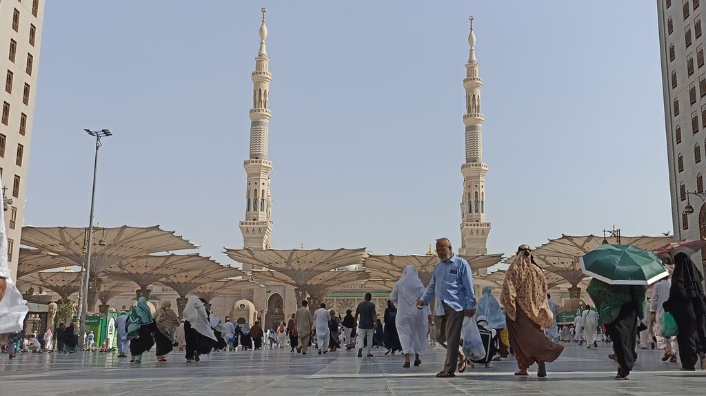 Para jemaah pulang dari menjalankan shalat Ashar di Masjid Nabawi di Madinah, Arab Saudi, Minggu (24/7/2022) sore. Banyak jemaah haji yang menunaikan amalan sunah di masjid ini, terutama "arbain, yaitu menjalankan shalat 40 waktu.