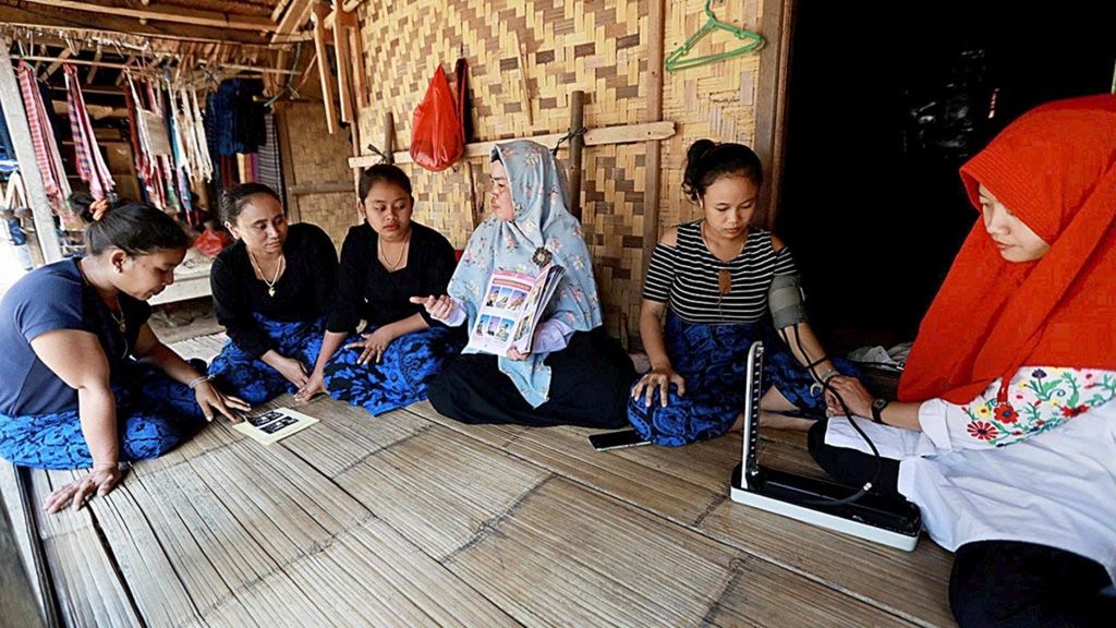 Tim bidan Puskesmas Cisimeut, Bojong Menteng, Kabupaten Lebak, Banten, mengunjungi tempat tinggal warga Baduy Luar yang bermukim di Desa Kanekes, Kecamatan Leuwidamar, Kabupaten Lebak, Rabu (12/9/2018). Kunjungan untuk melayani pemeriksaan ibu hamil dan penyuluhan ke warga ini dilakukan ke rumah warga yang absen memeriksakan kandungan secara rutin ke puskesmas karena kondisi medan yang berat bagi ibu hamil.