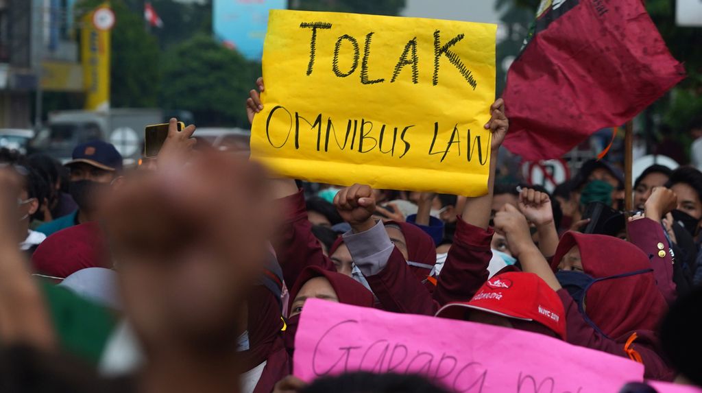 Poster yang dibawa mahasiswa dari berbagai aliansi saat menggelar aksi memprotes disahkannya UU Cipta Kerja di depan Istana Bogor, Kota Bogor, Jawa Barat, Kamis (8/10/2020).