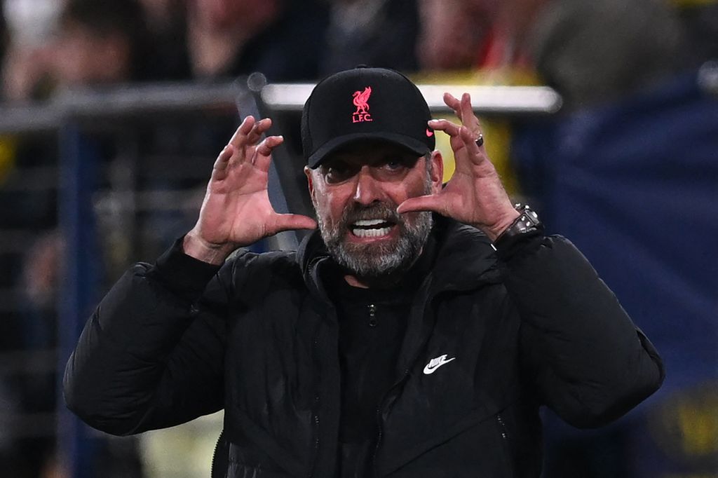 Aksi Manajer Liverpool Jurgen Klopp saat mendampingi timnya pada laga semifinal kedua Liga Champions Eropa antara Liverpool dan Villarreal di Stadion La Ceramica, Villarreal, Spanyol, 3 Mei 2022. 