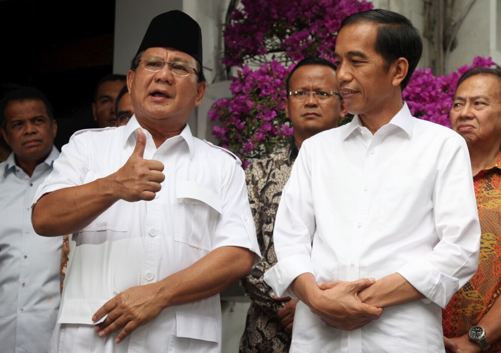 Ketua Umum Partai Gerindra Prabowo Subianto dan Presiden Joko Widodo memberikan keterangan kepada wartawan seusai bertemu di rumah orangtua Prabowo di Jalan Kertanegara, Jakarta, Jumat (17/10/2014).