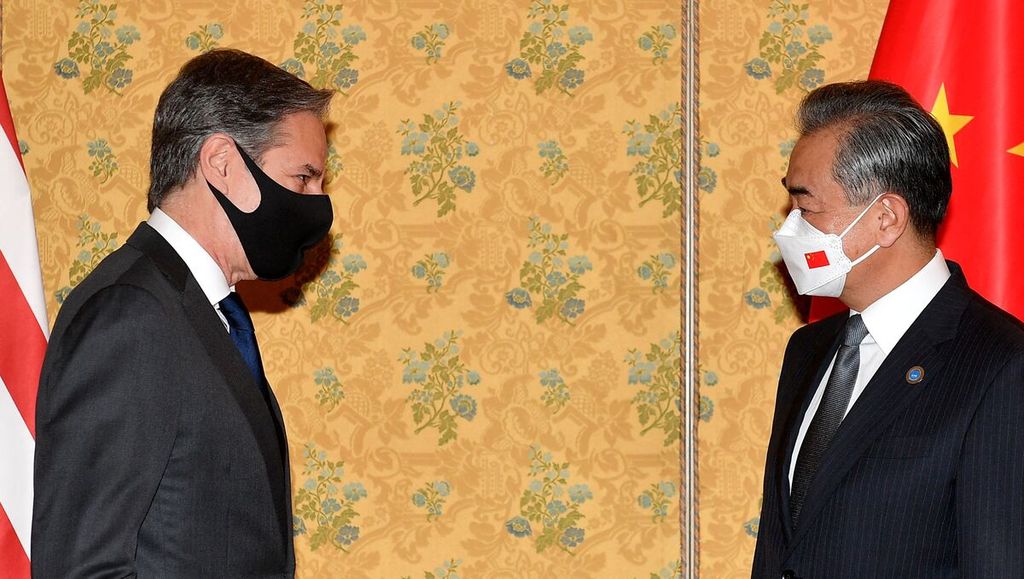 Menteri Luar Negeri AS Antony Blinken dan Menlu China Wang Yi bertemu di sela-sela KTT G20 di Roma, Italia, 31 Oktober 2021. Keduanya dijadwalkan bertemu pada pertemuan para menlu G20 di Bali, 7-8 Juli 2022. 