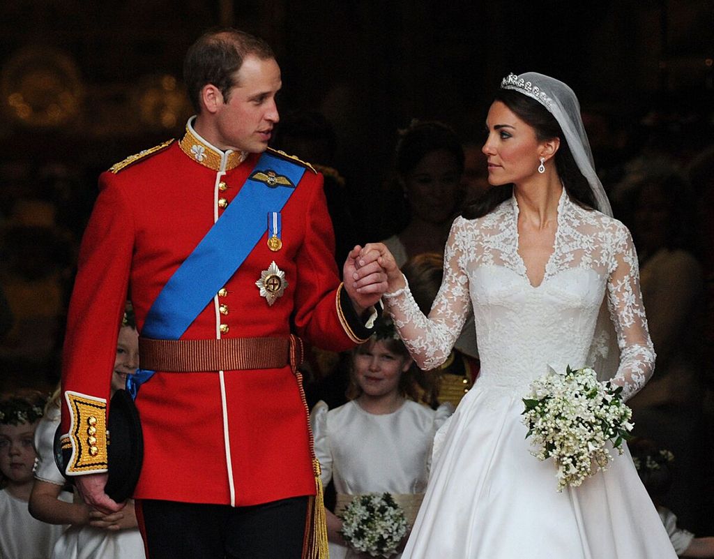 Dalam foto yang diambil pada 29 April 2011, Pangeran William dan istrinya, Catherine atau Kate, saling memandang saat keluar dari Westminster Abbey, London, Inggris, seusai upacara pernikahan mereka. 