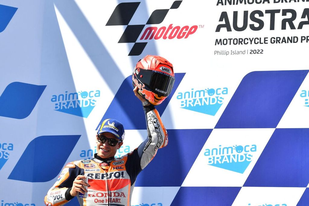 Pebalap Repsol Honda Marc Marqquez melakukan selebrasi di podium seusai balapan MotoGP seri Australia di Sirkuit Phillip Island, Minggu (16/10/2022). Marquez berhasil finis kedua sekaligus meraih podium yang ke-100 di ajang MotoGP. Marquez mengharapkan perubahan besar pada motor Honda untuk bersaing di MotoGP musim 2023 setelah hasil tes di Sirkuit Valencia, Selasa (8/11/2022)..