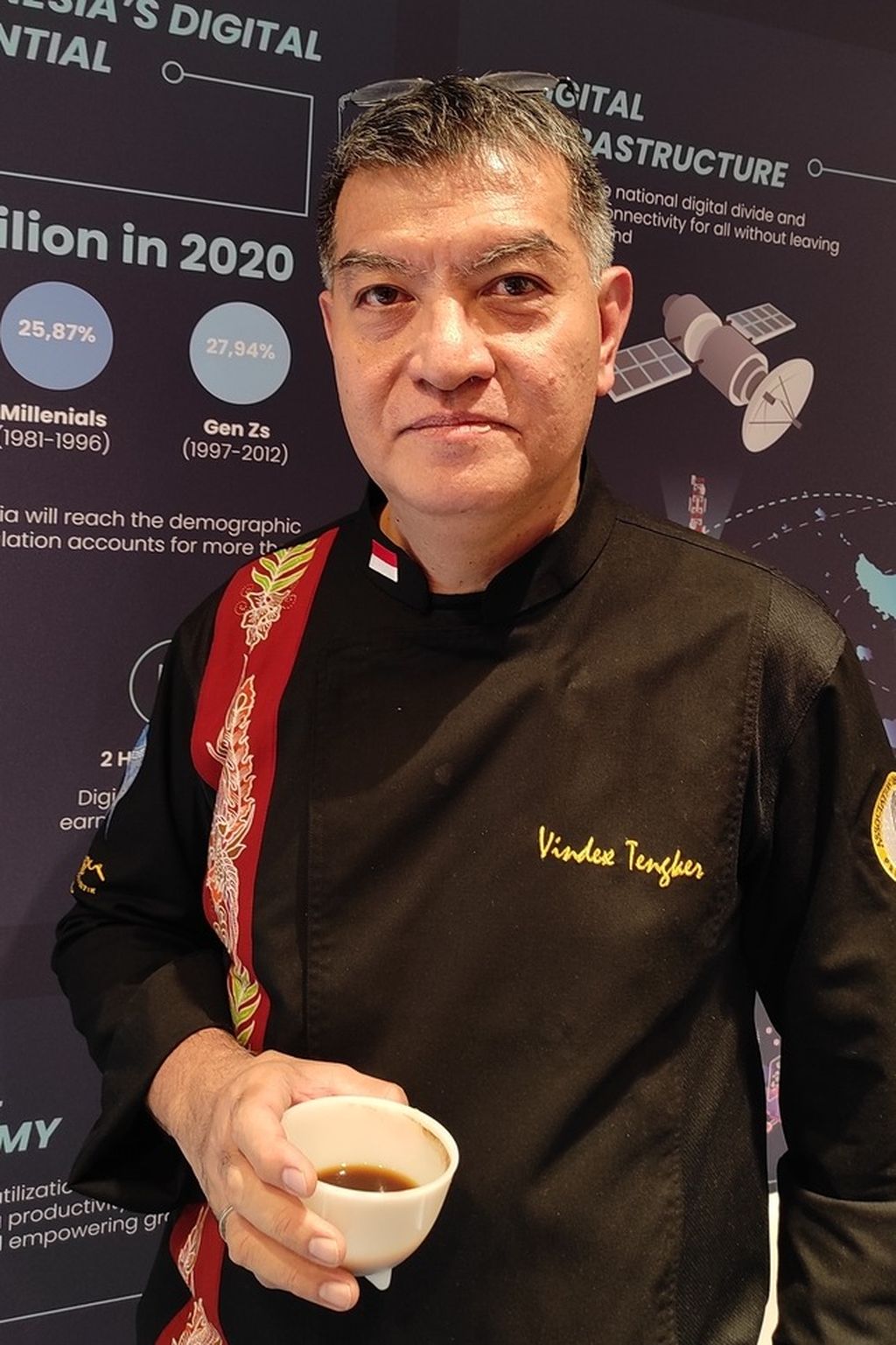 Chef Vindex Tengker menjadi koki untuk acara Indonesian Night, bagian dari Paviliun Indonesia di WEF 2022.