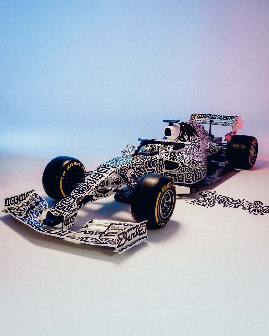 Mobil pameran Red Bull dengan livery hitam putih karya desainer Mr Doodle dilelang menjelang peluncuran mobil RB19 yang akan dipakai untuk balapan Formula 1 musim 2023 di Manhattan, New York, Amerika Serikat, Jumat (3/2/2023). Hasil lelang akan disumbangkan semuanya untuk yayasan Wings for Life.