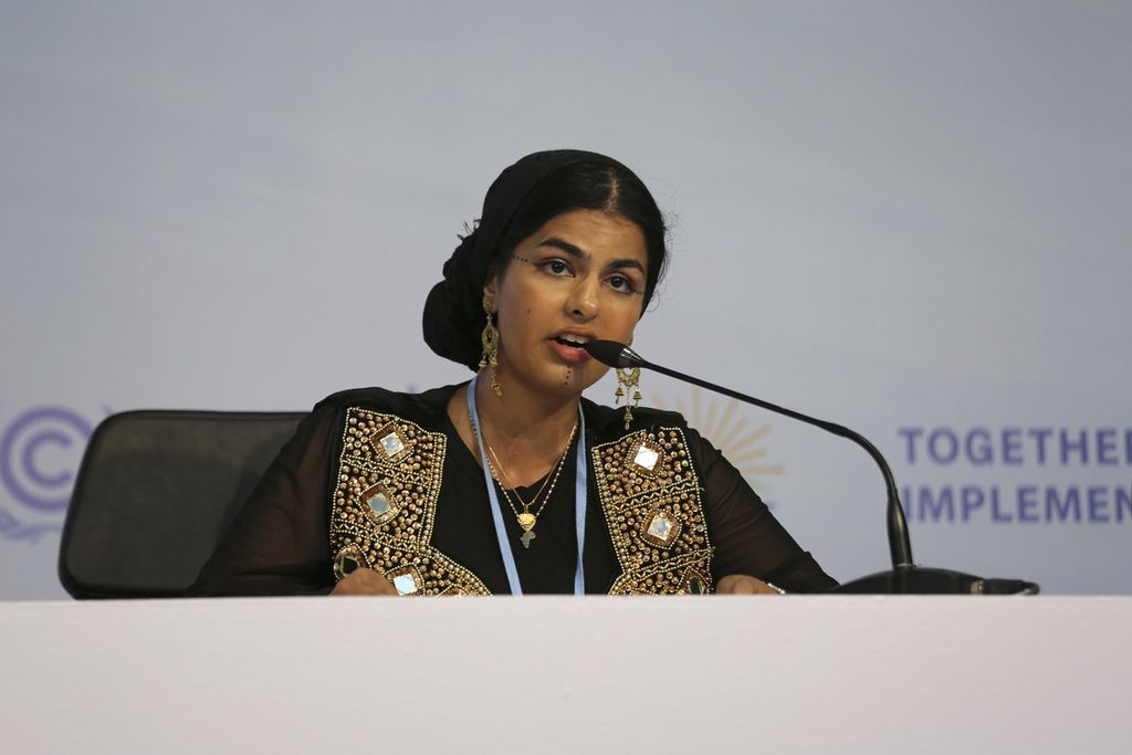 Ayisha Siddiqa membaca sebuah puisi dalam COP 27 di Mesir, 17 November 2022. 