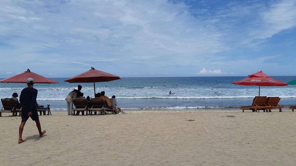  Tourist activities at Kuta Beach, Badung, Bali, Wednesday (9/3/2022), stretched as international flights returned to Bali..