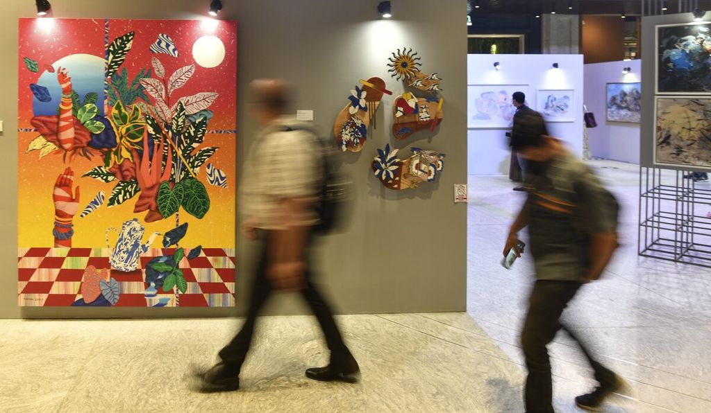 Pengunjung menikmati karya-karya yang ditampilkan dalam pameran seni rupa kontemporer bertajuk Big Picture yang berlangsung di Ashta District 8, Jakarta, Senin (30/1/2023).
