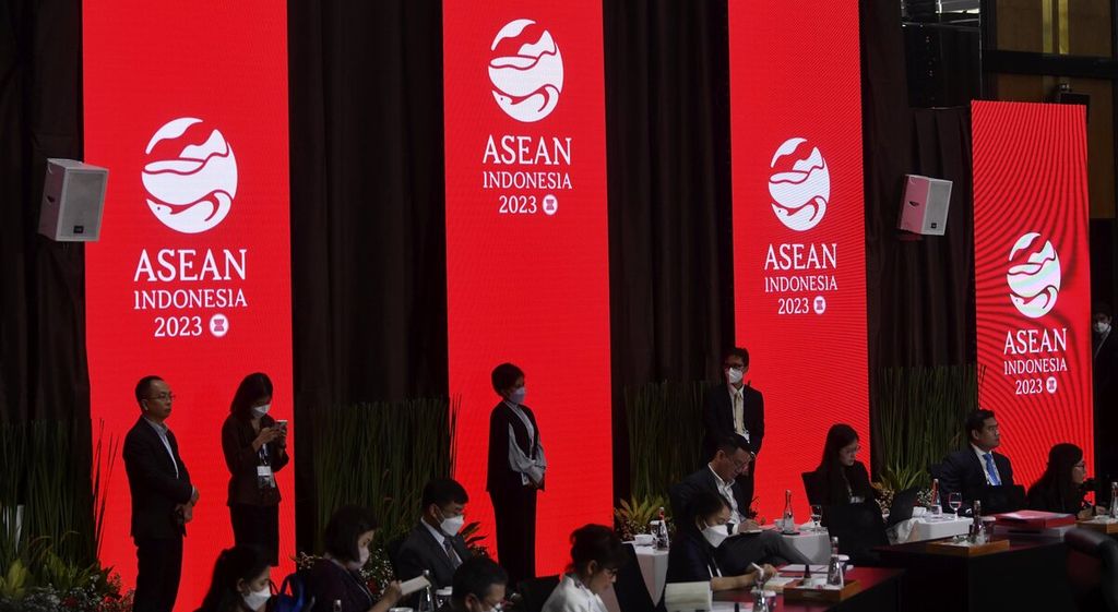 Suasana pembukaan Pertemuan Dewan Koordinasi ASEAN (ACC) dalam rangkaian Retreat Pertemuan Menteri Luar Negeri ASEAN atau ASEAN Foreign Ministers Meeting (AMM) Retreat di Sekretariat ASEAN, Jakarta, Jumat (3/2/2023). Dalam pertemuan itu, sejumlah komite ASEAN melaporkan perkembangan pelaksanaan misi dan mandat mereka kepada ACC. 