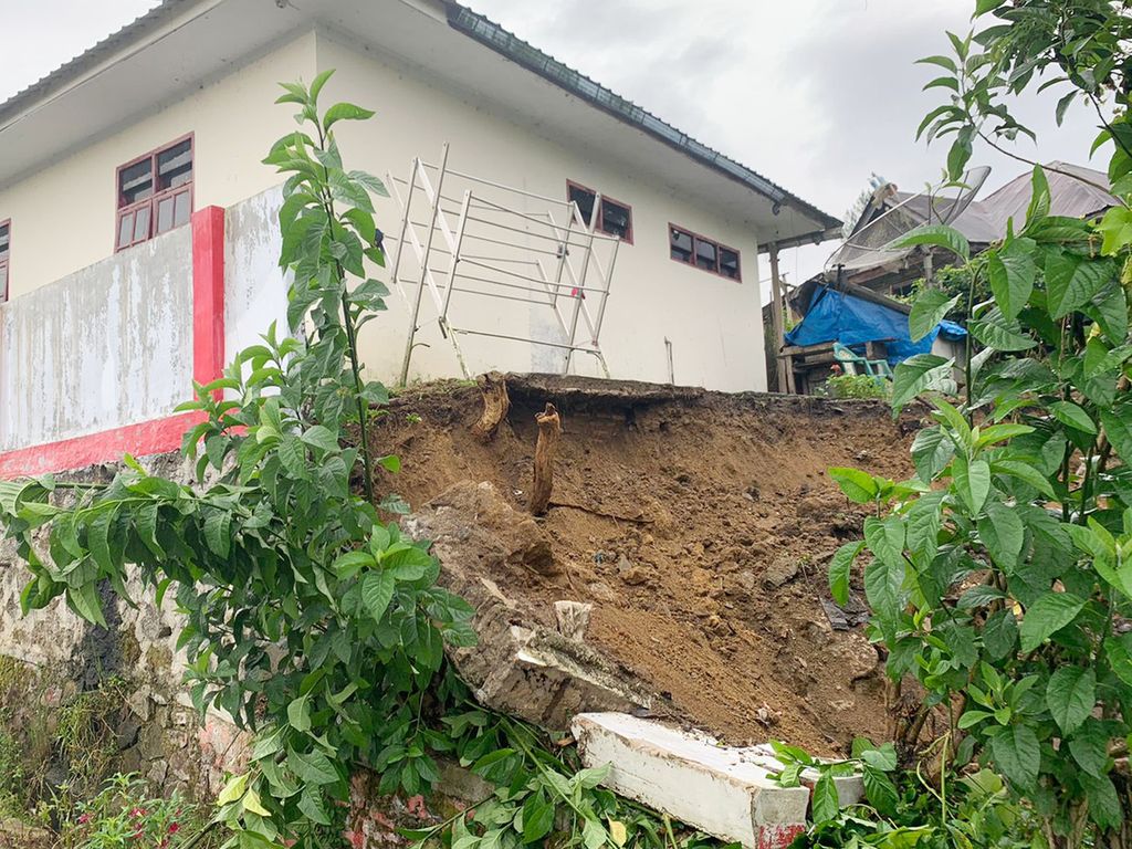 Tanah miring di Tapanuli Utara lonsor akibat gempa di kawasan itu, Sabtu (1/10/2022).