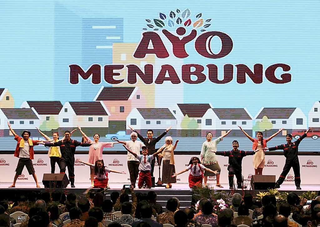 Teatrikal kampanye gerakan menabung ditampilkan dalam peringatan Hari Menabung Sedunia 2016 di Jakarta Convention Center, Senin (31/10/2016). 