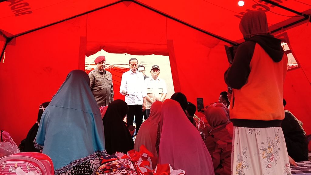 Presiden Joko Widodo meninjau lokasi pengungsian Badan Intelijen Negara (BIN) di Desa Cijedil, Cugenang, Cianjur, Kamis (8/12/2022). 