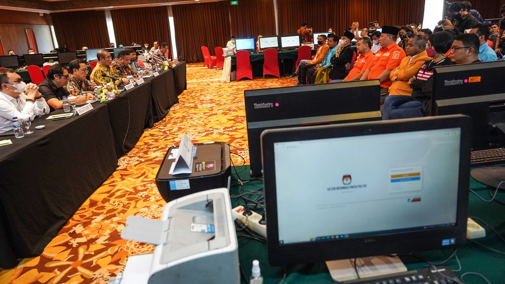 Suasana saat KPU, Bawaslu, dan DKPP bertemu dengan sejumlah perwakilan partai politik dalam Pengumuman Rekapitulasi Hasil Verifikasi Administrasi Calon Partai Politik Peserta Pemilu 2024 di Hotel Borobudur, Jakarta, Jumat (14/10/2022). 