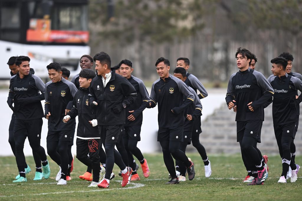Para pemain Indonesia melakukan pemanasan di Lapangan Bunyodkor 1, Tashkent, Uzbekistan, Jumat (3/3/2023) pada rangkaian Piala Asia U-20. Tim "Garuda Muda" akan menghadapi Uzbekistan pada Selasa (7/3/2023). 