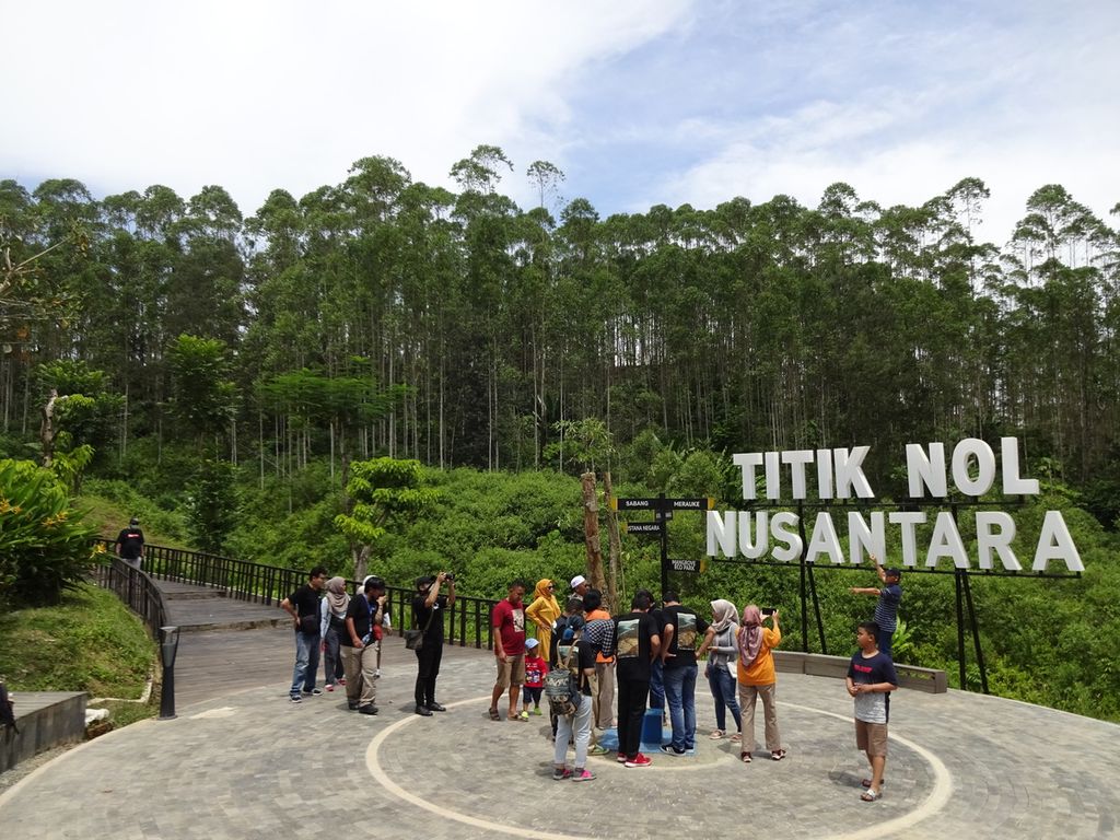 Sejumlah pengunjung dari berbagai daerah mengunjungi Titik Nol Nusantara di kawasan Ibu Kota Negara Nusantara, Kalimantan Timur, Sabtu (5/11/2022). Meski belum tampak ada pembangunan fisik ibu kota negara yang masif, tetapi area itu cukup menarik pengunjung yang antusias menyambut IKN Nusantara.