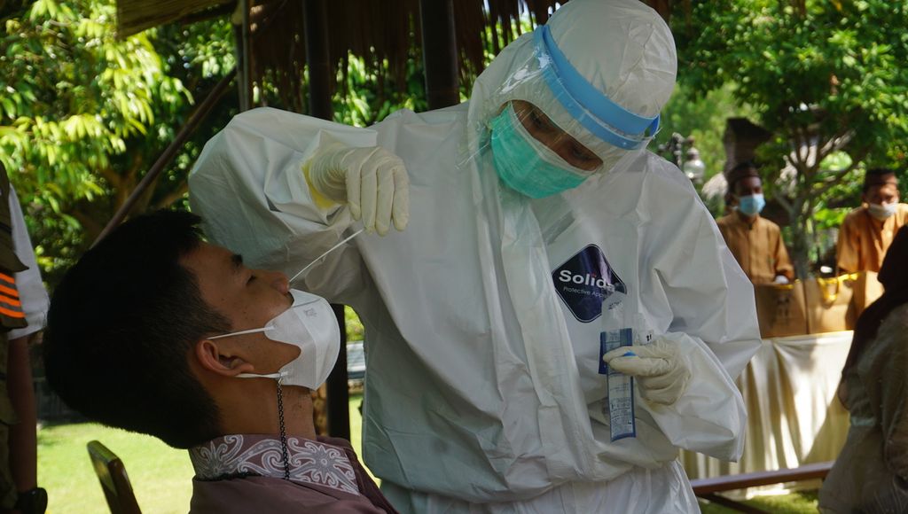 Seorang tamu menjalani tes antigen Covid-19 dalam sebuah hajatan di Kabupaten Klaten, Jawa Tengah, Sabtu (26/6/2021).