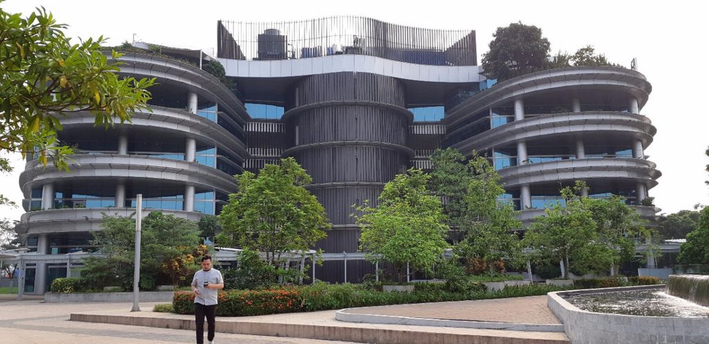 Eksterior gedung Sinar Mas Land Plaza yang menerapkan konsep bangunan hijau di Tangerang. Bangunan ini mendapat penghargaan ASEAN Energy Award pada 2014. Foto diambil pada Rabu (25/7/02018).