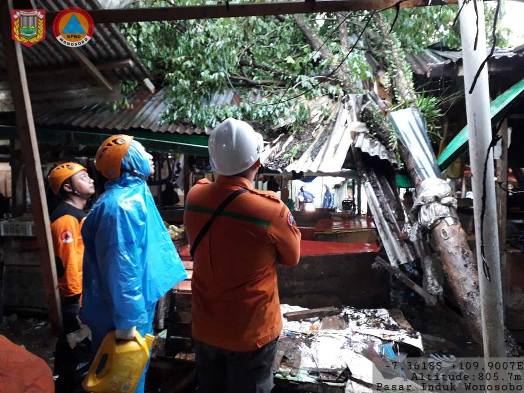 Atap kios rusak akibat tertimpa pohon tumbang di Wonosobo, Jawa Tengah, Sabtu (2/4/2022).