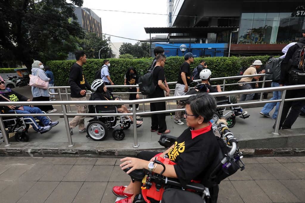 Sejumlah anggota gerakan penyandang Disabilitas dan Lanjut Usia (Dilans) Indonesia mengantre masuk ke lift menuju Stasiun MRT Dukuh Atas, Jakarta, saat memperingati Hari Kursi Roda Internasional 2023, 