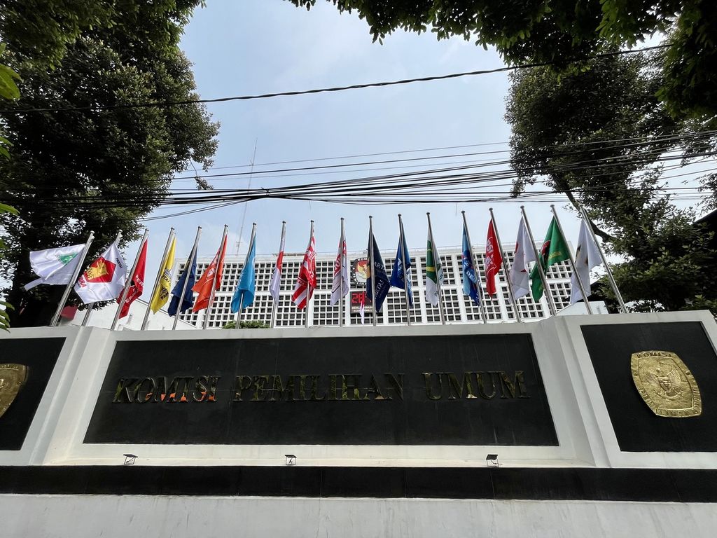 Sebanyak 18 bendera partai politik peserta Pemilu 2024 terpasang di Kantor Komisi Pemilihan Umum, Jakarta, Selasa (2/5/2023).