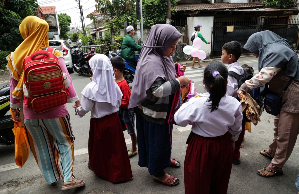 Para orang tua menjemput putra putri mereka saat pulang sekolah di SD Negeri Joglo 05, Kembangan, Jakarta Barat (30/1/2023). Pekan lalu sempat terjadi kasus upaya percobaan penculikan siswa di sekolah tersebut pada jam pulang sekolah.