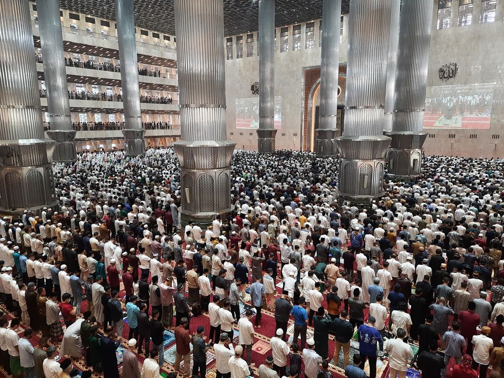 Suasana di ruang utama Masjid Istiqlal saat shalat Idul Fitri 1443 Hijriah, Jakarta, Senin (2/5/2022). Puluhan ribu hingga ratusan ribu jemaah mengikuti shalat Id di masjid ini. Dua tahun sebelumnya, shalat Id urung digelar di Masjid Istiqlal karena pandemi Covid-19.